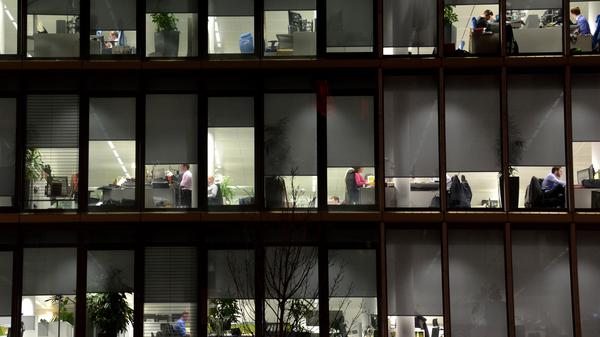 Angestellte arbeiten am 13.11.2013 in den Büros eines neu gebauten Geschäftshauses im Europaviertel von Frankfurt am Main.