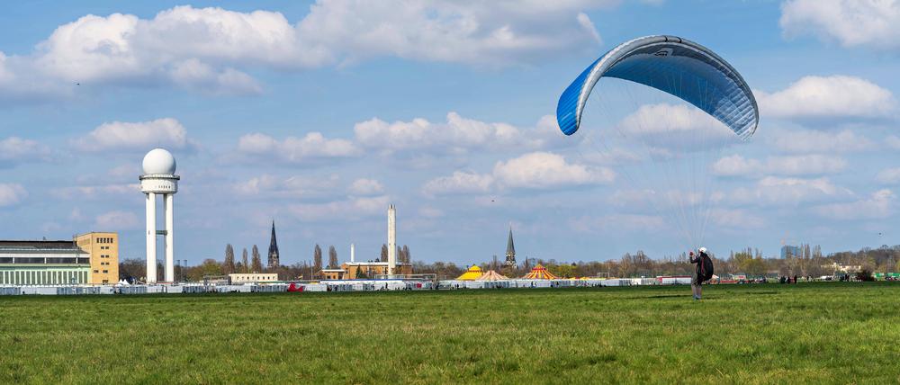 10.04.2023,Berlin,Deutschland,Ostermontag,das Tempelhofer Feld. Groundhandling von Gleitschirmen *** 10 04 2023,Berlin,Germany,Easter Monday,the Tempelhofer Feld groundhandling paragliders