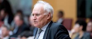Der ehemalige Parteivorsitzende der CSU, Erwin Huber, steht am 29.11.2017 im bayerischen Landtag in München (Bayern). 
