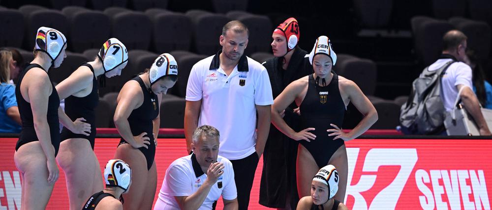 Deutschlands Wasserballerinnen um Bundestrainer Sven Schulz (vorn, Mitte) haben sich viel vorgenommen.