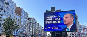 Eine Wahl-Reklame des türkischen Präsidenten Recep Tayyip Erdogan im Istanbuler Stadtteil Sisli verspricht allen Haushalten ein Jahr lang gratis Gas.