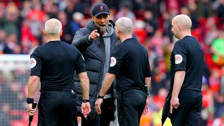 Wer schaut hier eigentlich wen böse an? Jürgen Klopp war nach dem 4:3 gegen Tottenham sauer auf die Schiedsrichter.