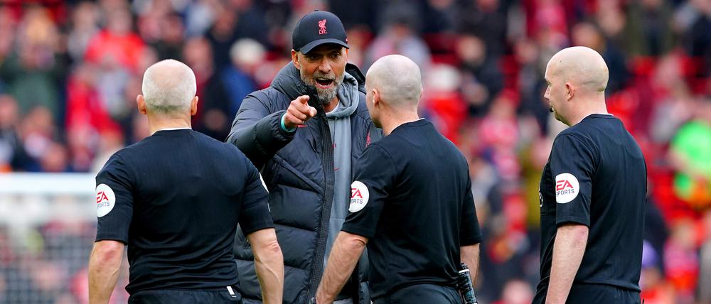 Wer schaut hier eigentlich wen böse an? Jürgen Klopp war nach dem 4:3 gegen Tottenham sauer auf die Schiedsrichter.