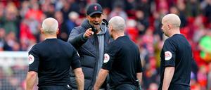 Wer schaut hier eigentlich wen böse an? Jürgen Klopp war nach dem 4:3 gegen Tottenham sauer auf die Schiedsrichter.