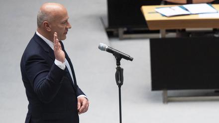 Kai Wegner (CDU), Berlins neuer Regierender Bürgermeister, leistet im Berliner Abgeordnetenhaus seinen Amtseid. 