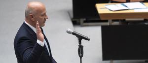 Kai Wegner (CDU), Berlins neuer Regierender Bürgermeister, leistet im Berliner Abgeordnetenhaus seinen Amtseid. 