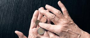 Jeder vierte Bundesbürger legt derzeit nichts für Alter zurück. Dabei befürchten viele Menschen einer Umfrage zufolge im Alter teils deutliche Einbußen beim gewohnten Lebensstandard.