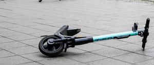 Oft liegen E-Scooter mitten auf dem Gehweg – und behindern damit Fußgänger:innen und insbesondere Menschen mit Sehbeeinträchtigungen.