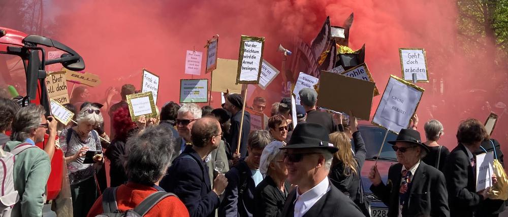 Berlin: Teilnehmer der linken Demonstration «MyGruni» stehen mit Plakaten im Villenviertel Berlin-Grunewald, eine Rauchfackel wurde gezündet.