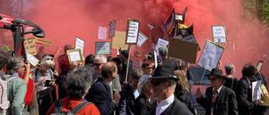Berlin: Teilnehmer der linken Demonstration «MyGruni» stehen mit Plakaten im Villenviertel Berlin-Grunewald, eine Rauchfackel wurde gezündet.