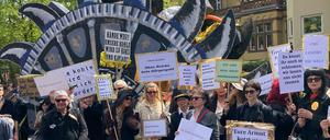 01.05.2023, Berlin: RECROP - Teilnehmer der linken Demonstration «MyGruni» stehen mit Plakaten im Villenviertel Berlin-Grunewald. Unter dem Motto «Reichtum wird enteignet (RWE)» inszenierten die Teilnehmerinnen und Teilnehmer ironische Rollenspiele zwischen angeblichen Villenbesitzern, deren Haus für Kohle abgebaggert werden sollte, und angeblichen RWE-Bauarbeitern. Foto: Lukas Dubro/dpa +++ dpa-Bildfunk +++

B04_MAI