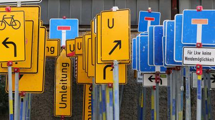 Verkehrsschilder, Schilderwald, Verkehr, Umleitung, Baustelle