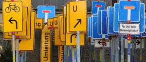 Verkehrsschilder, Schilderwald, Verkehr, Umleitung, Baustelle