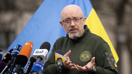 Olexij Resnikow, Verteidigungsminister der Ukraine, im April während des Abschlussstatements des Treffens der US-geführten Ukraine-Kontaktgruppe auf der US-Airbase Ramstein zu Journalisten.
