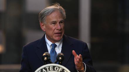 Greg Abbott wird von US-Demokraten für seine Wortwahl im Fall des Schusswaffenangriffs von Cleveland kritisiert. 
