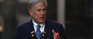 Greg Abbott wird von US-Demokraten für seine Wortwahl im Fall des Schusswaffenangriffs von Cleveland kritisiert. 
