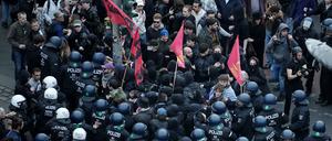 Reibereien am Kottbusser Tor: Polizei und Teilnehmende der „Revolutionären 1.-Mai-Demo“ in Berlin-Kreuzberg