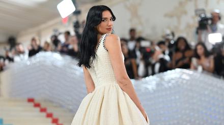 Die englische Sängerin und Songschreiberin Dua Lipa kommt zur Met Gala 2023 im Metropolitan Museum of Art am 1. Mai 2023 in New York. 