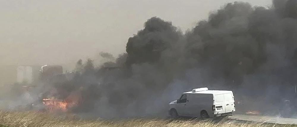 Rauchschwaden steigen nach einem Unfall auf der Interstate 55 auf.