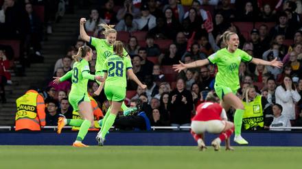 Die Wolfsburger Spielerinnen jubeln nach dem 3:2 in London.