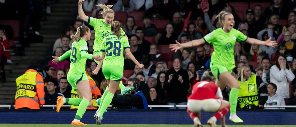 Die Wolfsburger Spielerinnen jubeln nach dem 3:2 in London.
