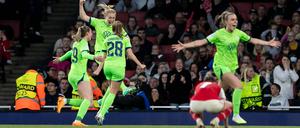 Die Wolfsburger Spielerinnen jubeln nach dem 3:2 in London.