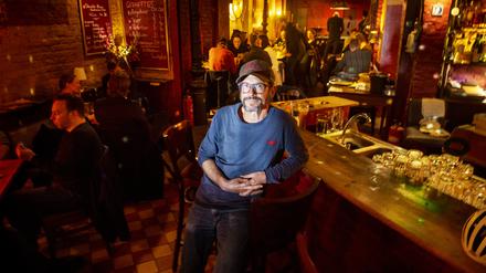 Inhaber Martin Kaltenmaier steht in seiner Tomsky Bar, in Berlin Prenzlauer Berg.