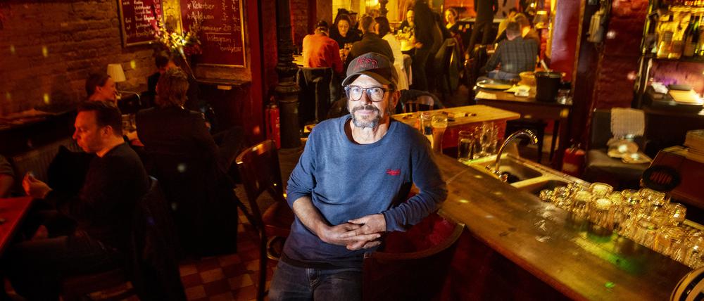 Inhaber Martin Kaltenmaier steht in seiner Tomsky Bar in Prenzlauer Berg.