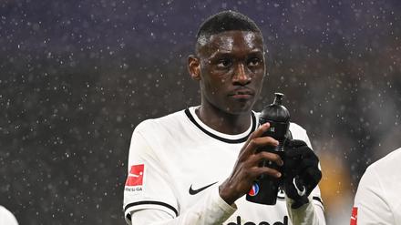 Randal Kolo Muani steht am 15. April nach dem Spiel Eintracht Frankfurt - Borussia Mönchengladbach vor den Fans.