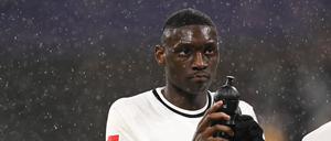 Randal Kolo Muani steht am 15. April nach dem Spiel Eintracht Frankfurt - Borussia Mönchengladbach vor den Fans.