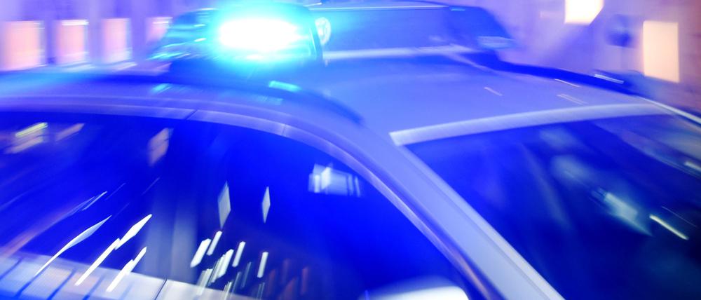 ARCHIV - 06.08.2015, Schleswig-Holstein, Flensburg: Ein Streifenwagen der Polizei steht mit eingeschaltetem Blaulicht auf der Straße. Wegen des Verdachts auf Planung eines Anschlags mit islamistischem Hintergrund hat die Polizei am Dienstag in Hamburg einen 28 Jahre alten Syrer verhaftet. Foto: Carsten Rehder/dpa +++ dpa-Bildfunk +++