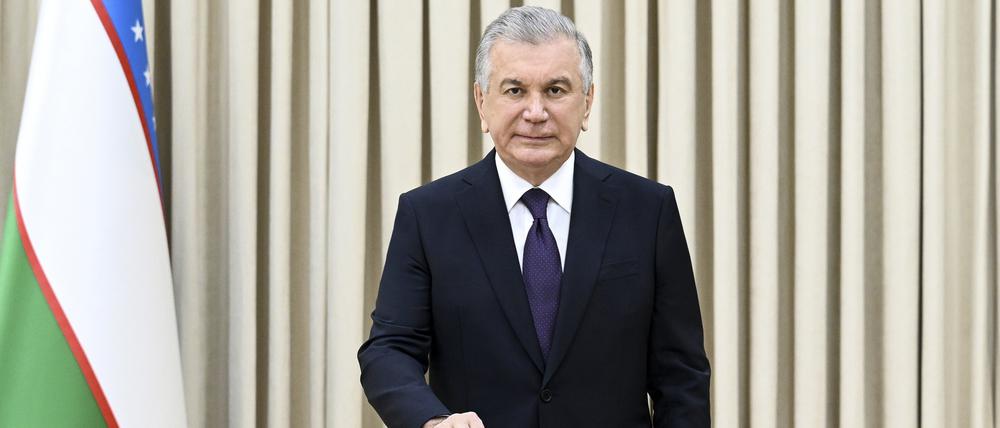 Der usbekische Präsident Shavkat Mirziyoyev gibt während des Verfassungsreferendums seine Stimme ab.