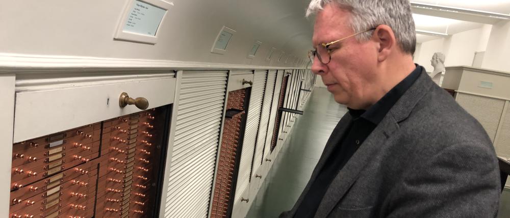 Prof. Bernhard Weisser, Direktor des Münzkabinetts, im Tresorraum der Sammlung, mit Münzen der antiken Stadt Lampsakos. 