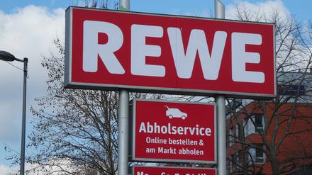 Eine Rewe-Filiale mit Abholservice für Online-Kunden. Die Kette will diesen Vertriebskanal in Innenstädten ausbauen.
