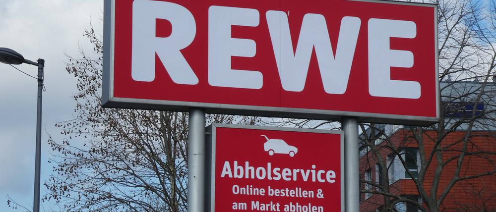 Eine Rewe-Filiale mit Abholservice für Online-Kunden. Die Kette will diesen Vertriebskanal in Innenstädten ausbauen.