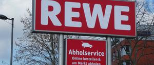 Eine Rewe-Filiale mit Abholservice für Online-Kunden. Die Kette will diesen Vertriebskanal in Innenstädten ausbauen.