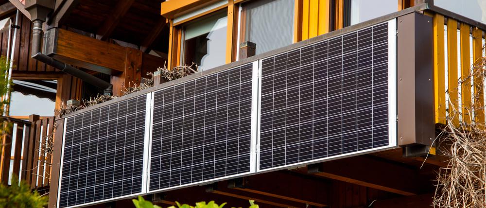 Eine Solaranlage auf dem Balkon (Symbolbild).