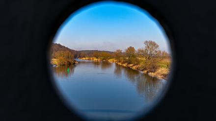 Blick durch eine Öffnung in einer Brücke auf die Hohensaaten-Friedrichsthaler Wasserstraße im Nationalpark Unteres Odertal.
