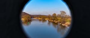 Blick durch eine Öffnung in einer Brücke auf die Hohensaaten-Friedrichsthaler Wasserstraße im Nationalpark Unteres Odertal.