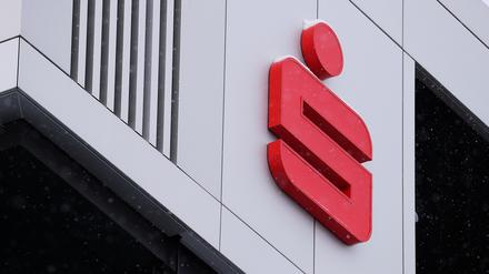 Potsdam, 10.02.2021 / Lokales / Coronakrise / 
Mittelbrandenburgische Sparkasse, MBS, Geschäftsstelle, Genrebild, Logo, Emblem, Gebäude, Aussenansicht, 
Foto: Ottmar Winter PNN 




ACHTUNG: 
Foto ist ausschließlich für redaktionelle Berichterstattung der PNN und des TGSP! Eine kommerzielle Nutzung, z.B. Werbung, ist ausgeschlossen. Die Weitergabe an nicht autorisierte Dritte, insbesondere eine weitergehende Vermarktung über Bilddatenbanken, ist unzulässig.
