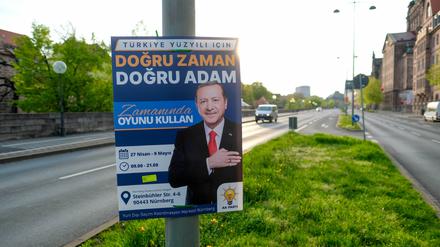 Am Frauentorgraben in Nürnberg legt der türkische Präsident auf einem Plakat die Hand aufs Herz und wirbt für seine Wiederwahl. 