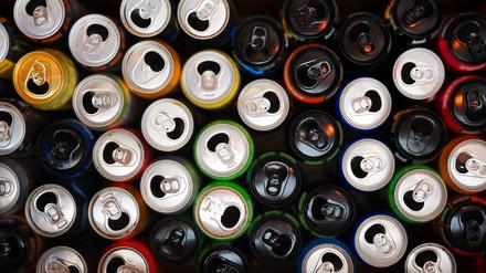 Die meisten Energydrinks werden in Dosen verkauft. Das Start-up Holy will Verpackungsmüll vermeiden.