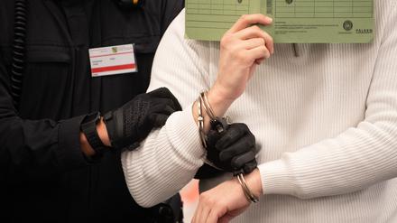 Ein Angeklagter (r) im Prozess um den Juwelenraub im Grünen Gewölben wird zu Prozessbeginn in den Verhandlungssaal geführt.