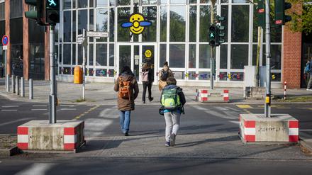Im geplanten Gebäude für die Willkommensklassen ist bis 2025 noch parallel die Anna-Lindh-Schule untergebracht. Die oberen Etagen sind frei. Es handelt sich um die frühere Air-Berlin-Zentrale am Saatwinkler Damm. 