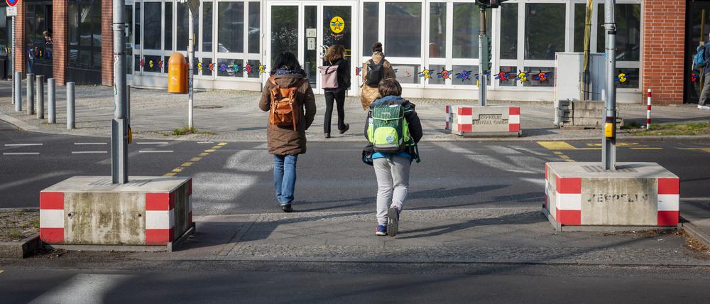 Im geplanten Gebäude für die Willkommensklassen ist bis 2025 noch parallel die Anna-Lindh-Schule untergebracht. Die oberen Etagen sind frei. Es handelt sich um die frühere Air-Berlin-Zentrale am Saatwinkler Damm. 