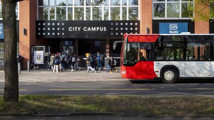 Rund 500 Schülerinnen und Schüler der Anna-Lindh-Schule wurden 2022 zur ehemaligen Air-Berlin-Zentrale ausgelagert.