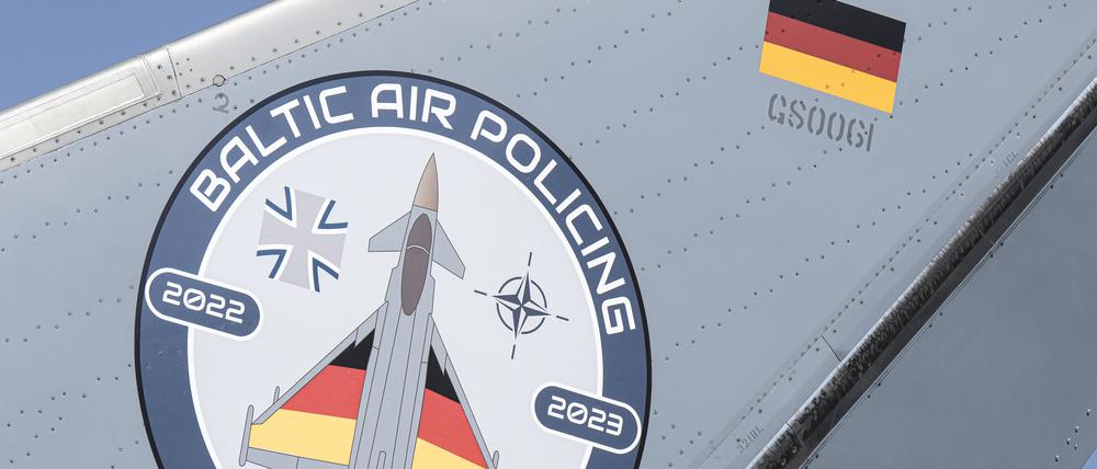 Das Logo der Baltic Air Policing-Mission der Nato auf einem Bundeswehr-Eurofighter.