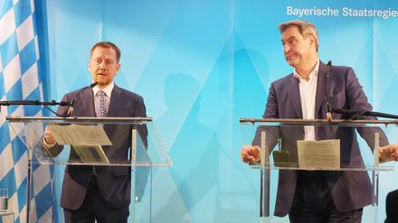Markus Söder (r, CSU), Ministerpräsident von Bayern, und Michael Kretschmer (CDU), Ministerpräsident von Sachsen, stehen bei einer Pressekonferenz nach einer gemeinsamen Kabinettssitzung von Bayern und Sachsen im Landratsamt zusammen. 