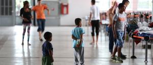 Flüchtlinge in der zur Flüchtlingsunterkunft umgebauten Alfred-Fischer Halle in Hamm (Nordrhein-Westfalen).