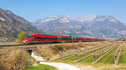 Der italienische Freeciarosa brettert durchs Land.